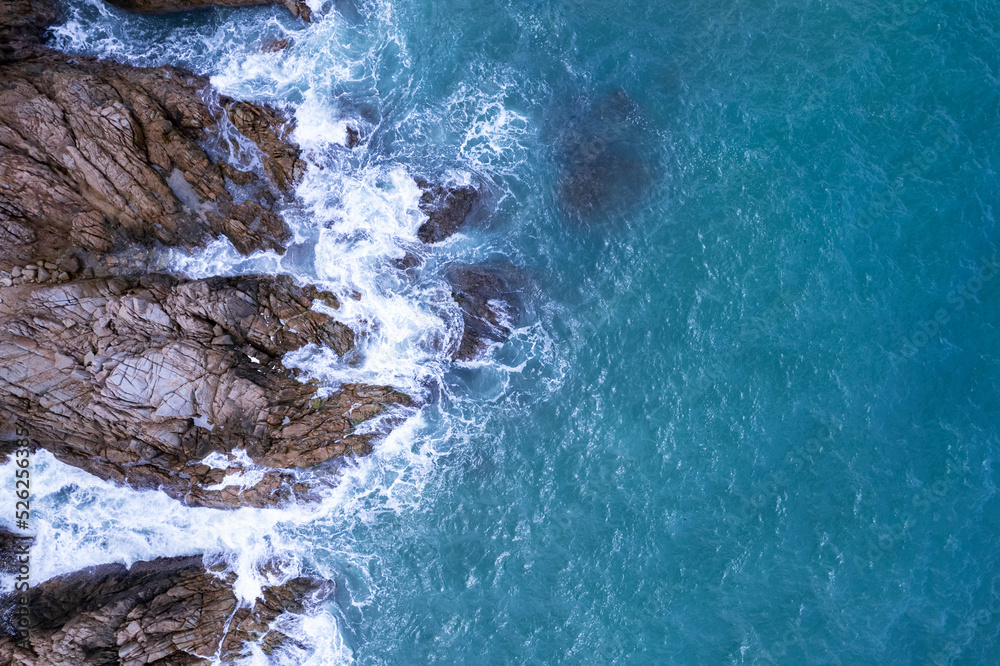 海浪冲击的鸟瞰图海岸岩石上白色泡沫的海浪俯视图岩石海岸山