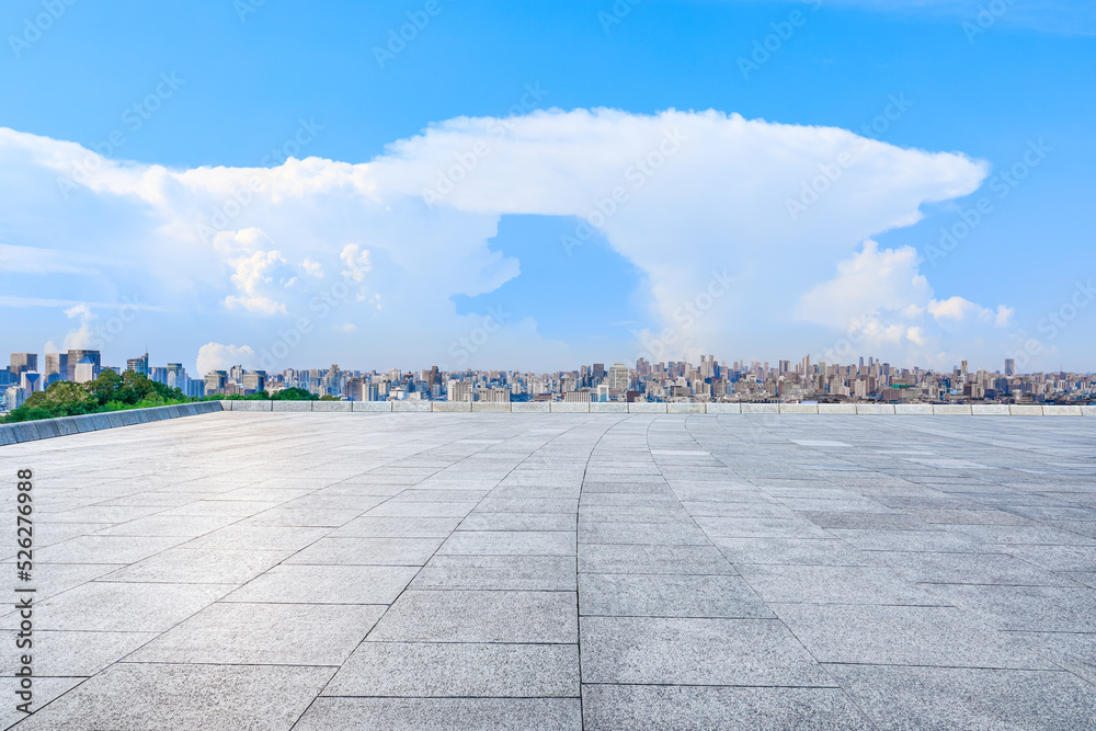 空旷的广场层和城市天际线，现代建筑风光