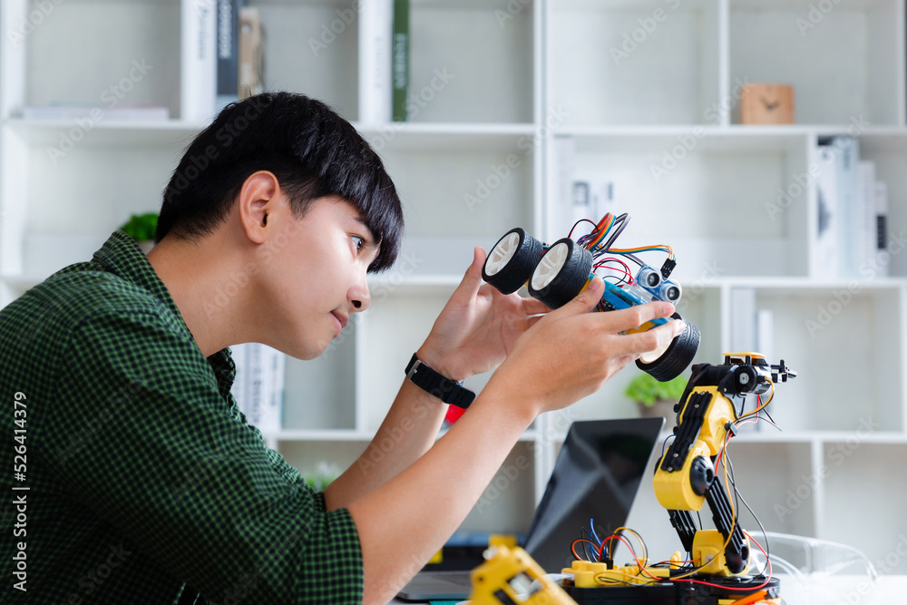 亚洲青少年在家建造玩具车家庭作业项目