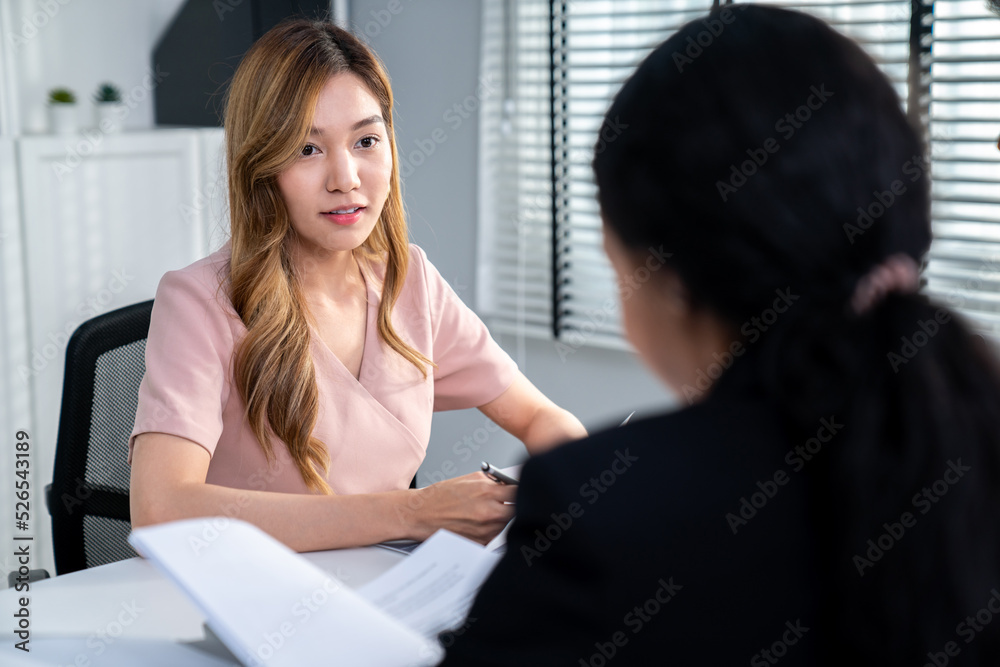 一位年轻的亚洲女性候选人试图通过自己的能力给面试官留下深刻印象。国际合作