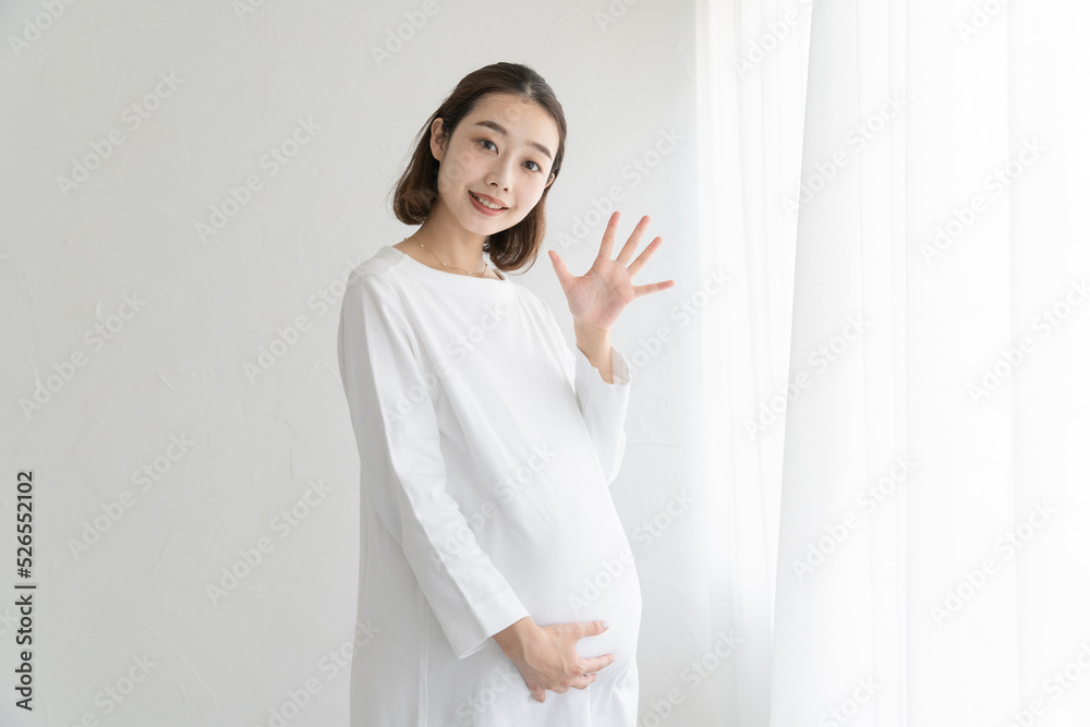 ポーズをする妊婦