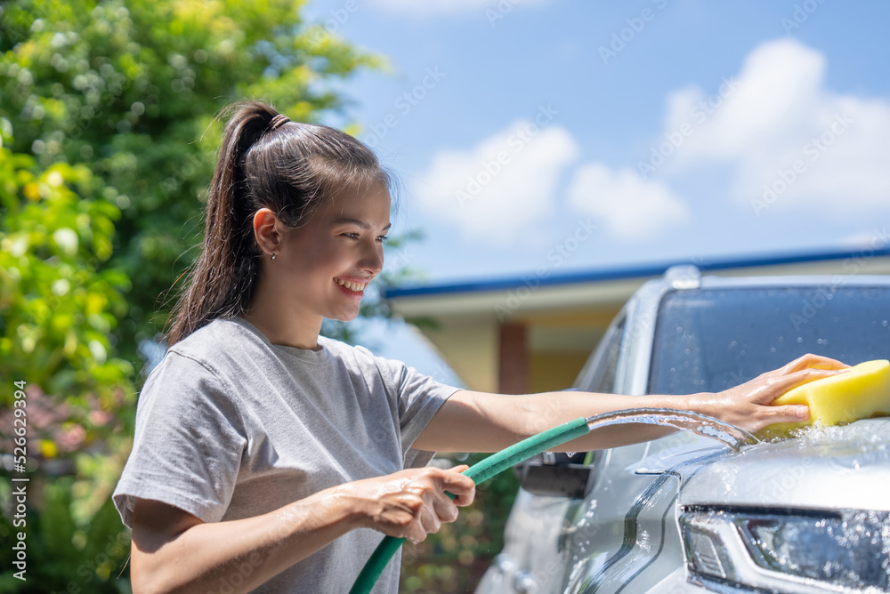 女性度假时在家洗车。