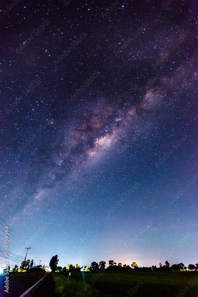 令人惊叹的银河系，蓝色的夜空和黑暗背景下的恒星。