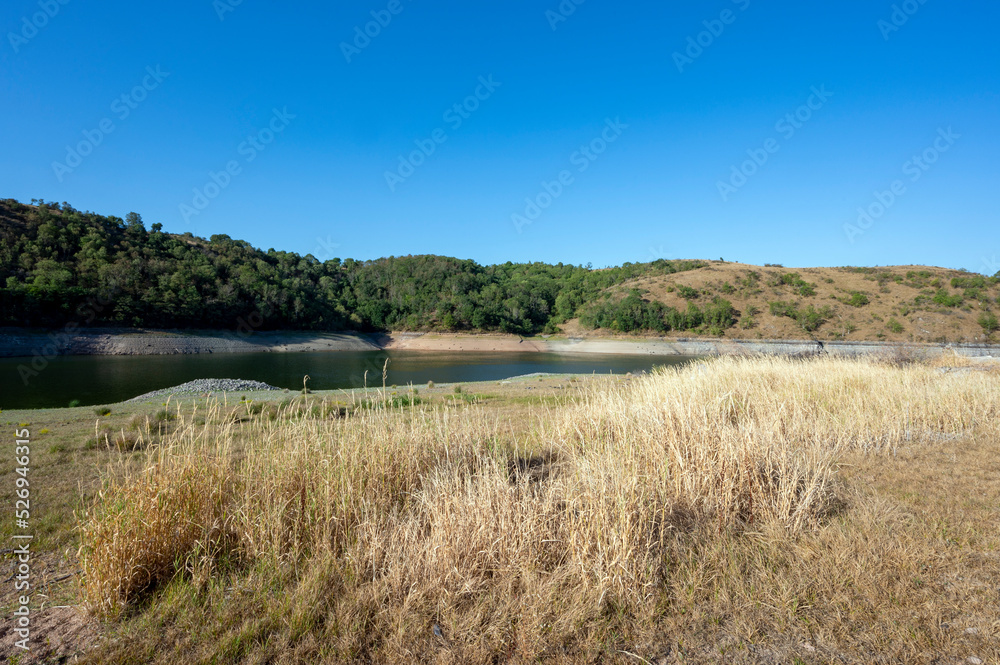 Paysage dété et de sécheresse autour du lac de Villerest dans le département de la Loire en France