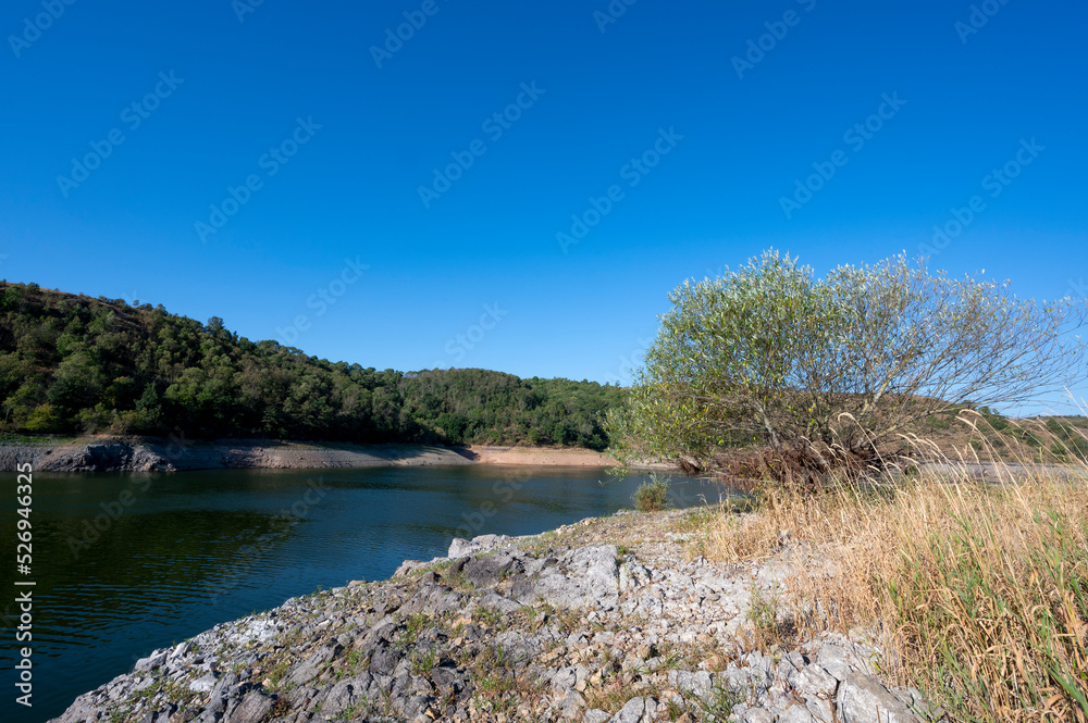 Paysage dété et de sécheresse autour du lac de Villerest dans le département de la Loire en France