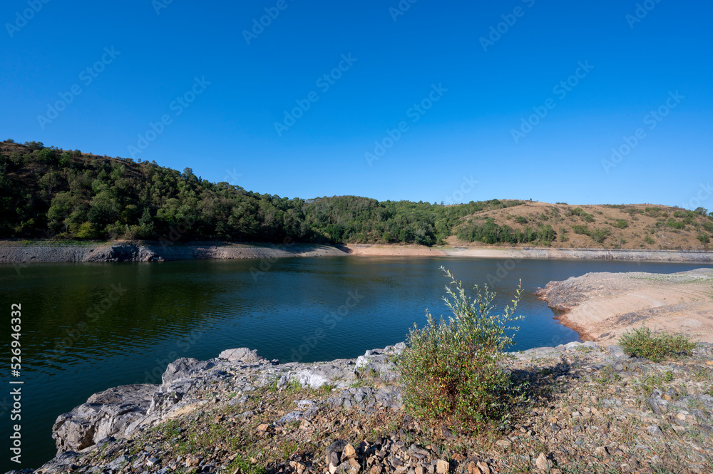 Paysage dété et de sécheresse autour du lac de Villerest dans le département de la Loire en France