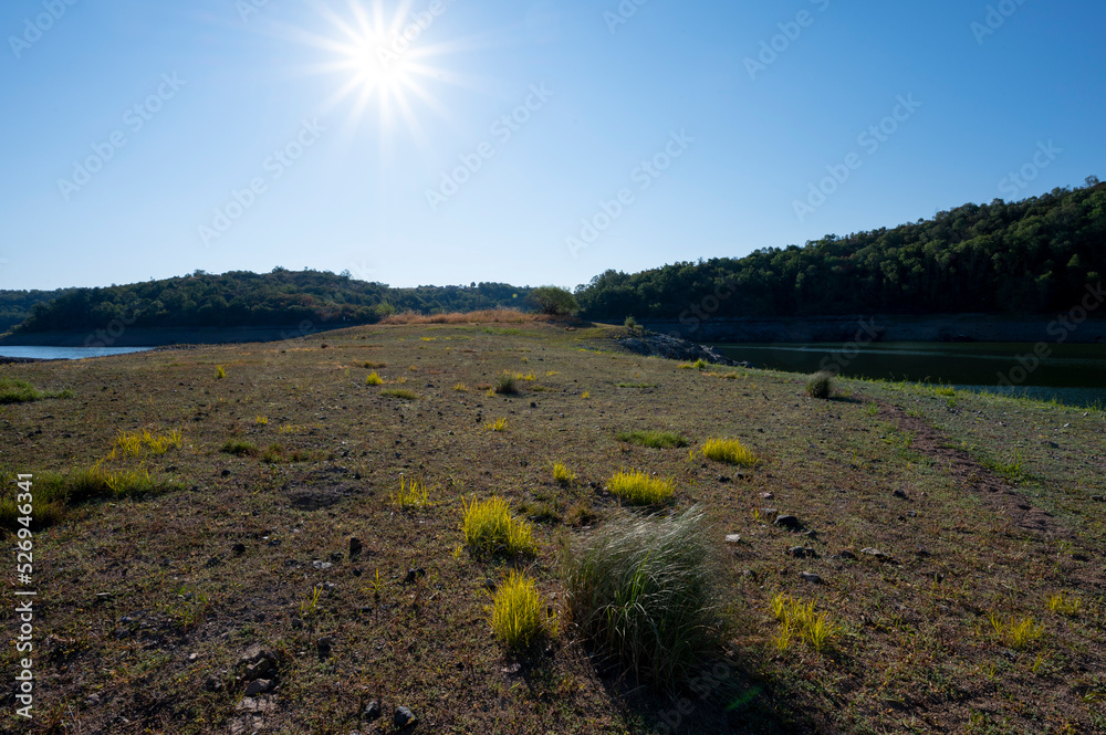 Paysage dété et de sécheresse autour du lac de Villerest dans le département de la Loire en France