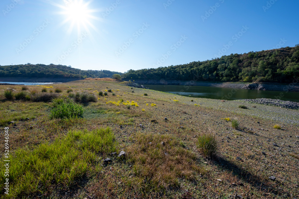 Paysage dété et de sécheresse autour du lac de Villerest dans le département de la Loire en France