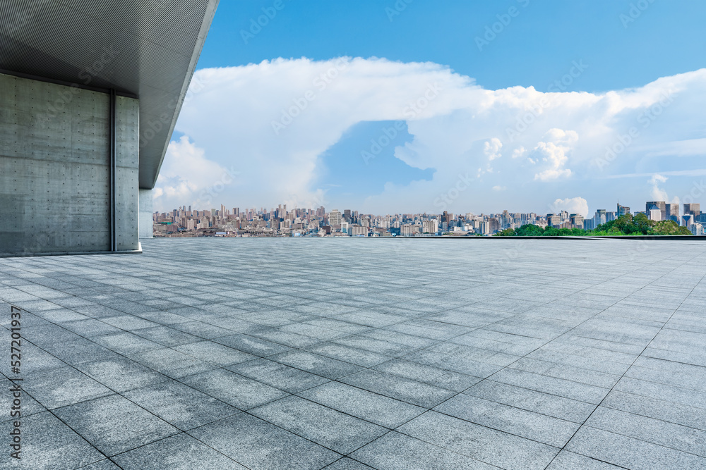 空旷的广场层和城市天际线，现代建筑风光