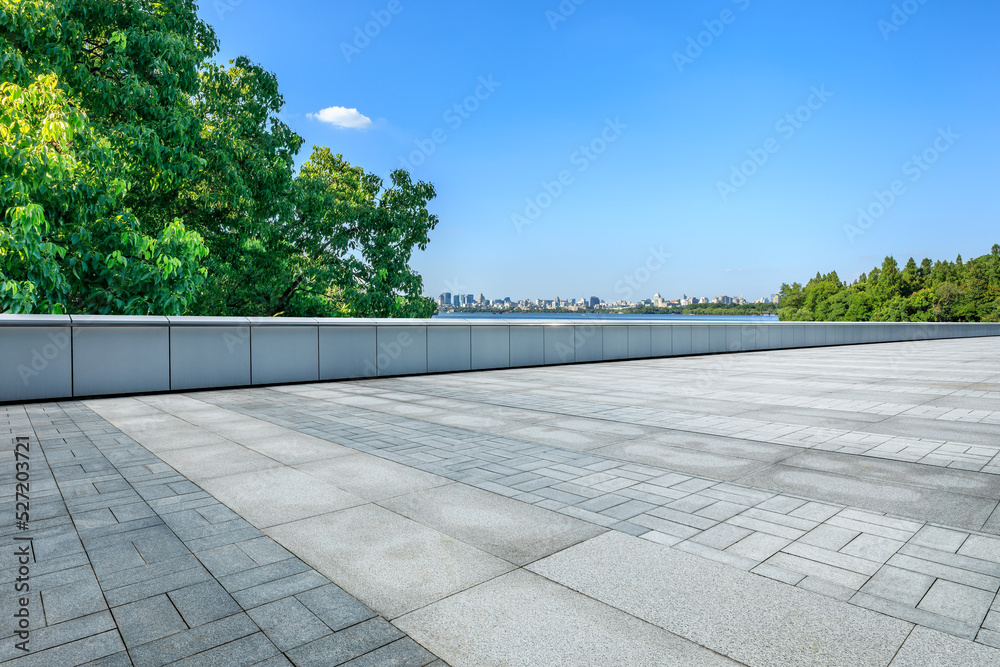 中国杭州，空旷的城市广场和绿树与现代城市天际线。