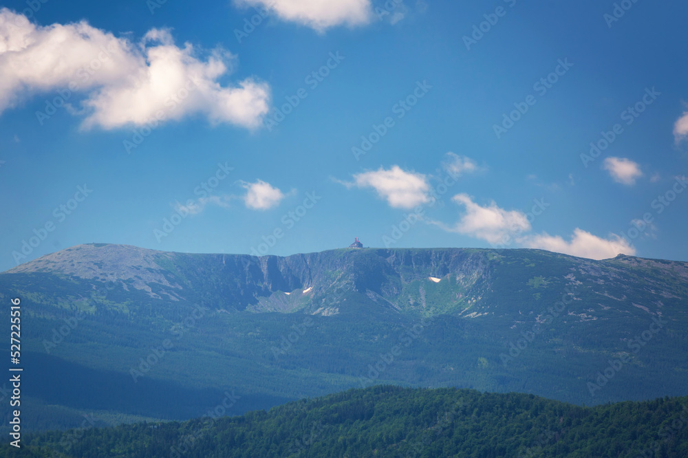 波兰一个阳光明媚的夏日里的巨人山脉全景