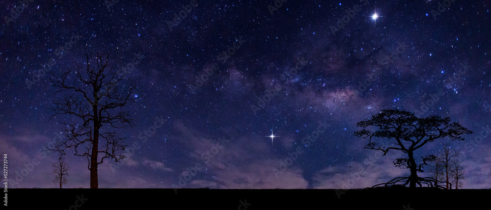 全景蓝色夜空，银河系和黑暗背景下的恒星。宇宙充满，星云和星系智慧