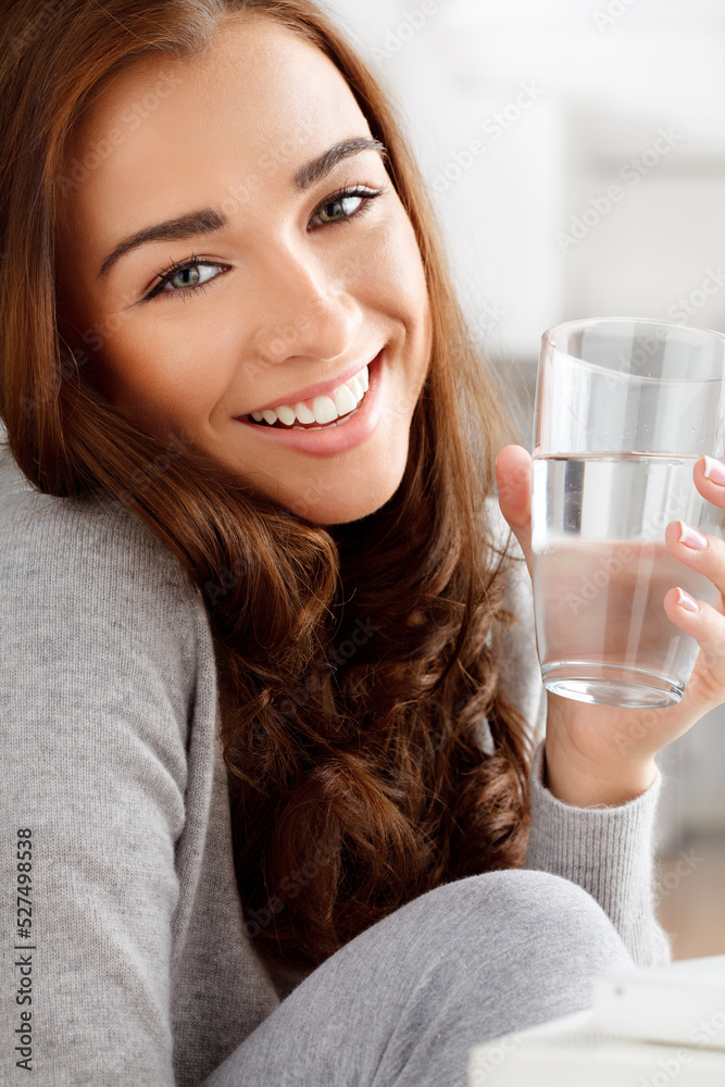 健康、补水和水，年轻女性过着平衡饮食的生活方式，喝得清爽