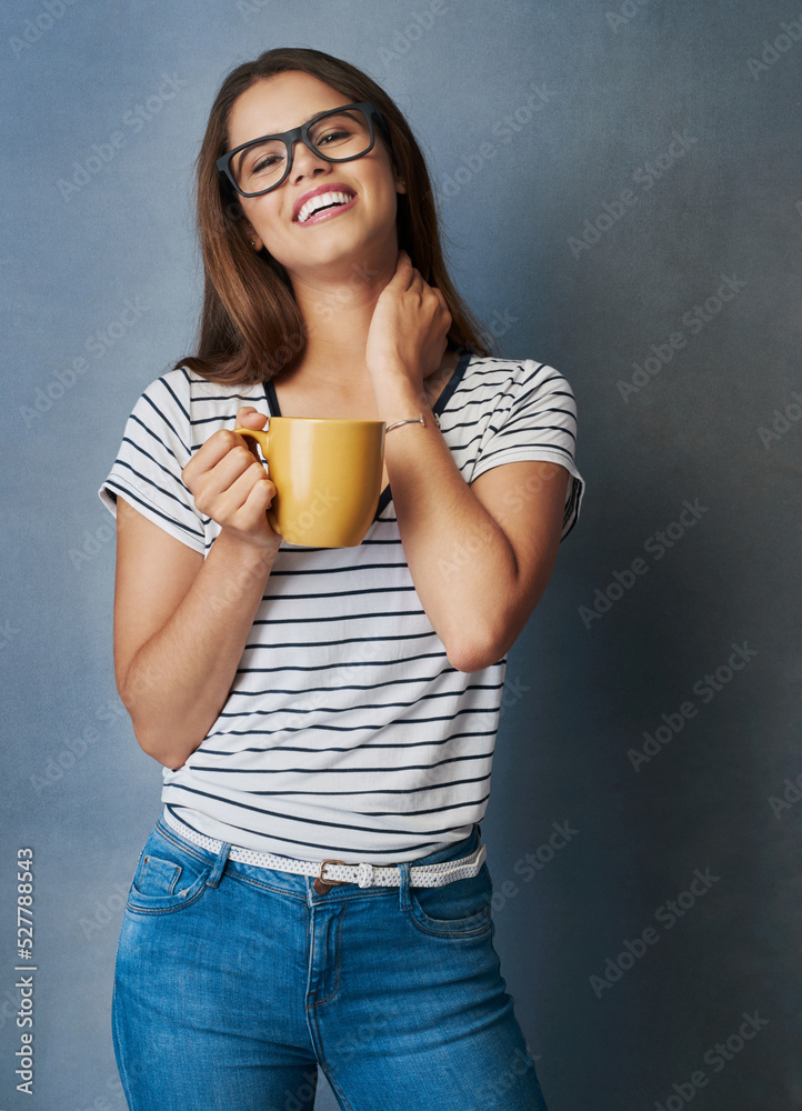 我能感觉到幸福在我的身体里流动。一个有魅力的年轻女人拿着一个
1307681953,两只可爱的拉布拉多小狗戴着红色圣诞老人帽，和玩具熊一起躺在白色毯子下。