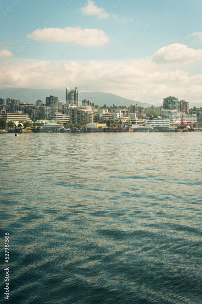 河流海岸的天际线