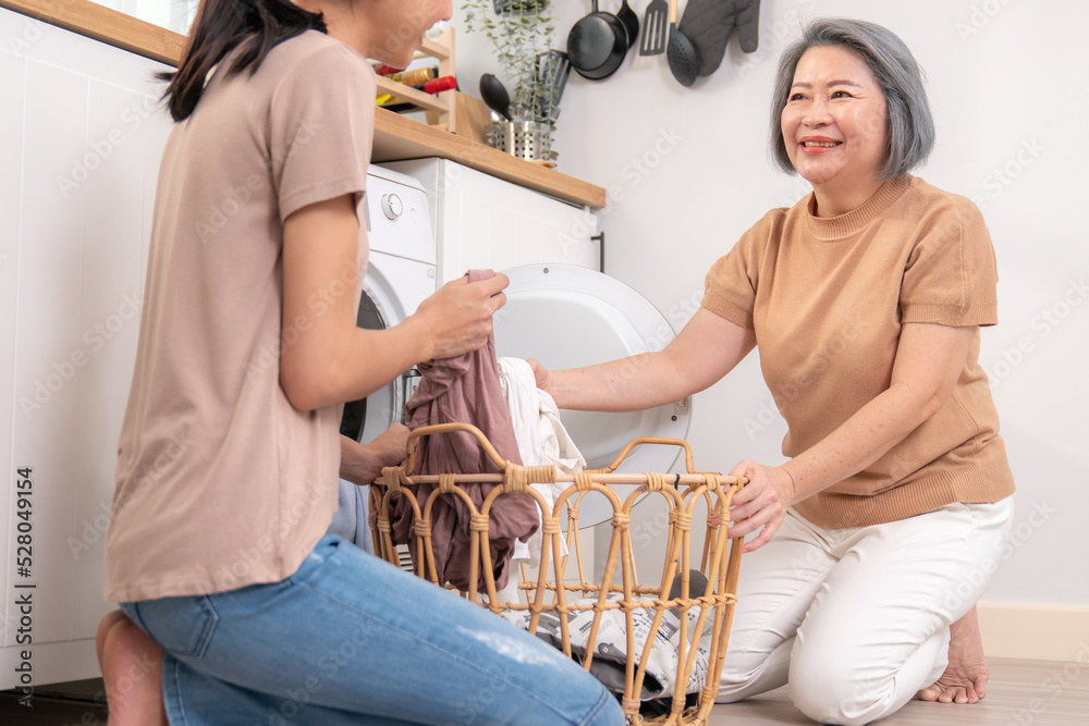 年，女儿和母亲在洗衣机附近一起完成家务