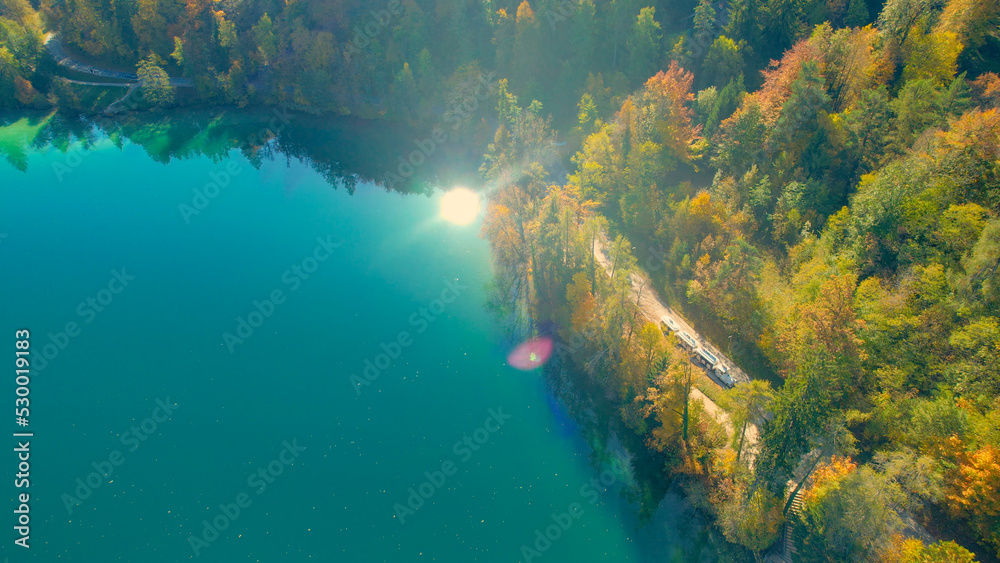 AERIAL旅游列车在五彩缤纷的秋天环绕美丽的布莱德湖海岸行驶