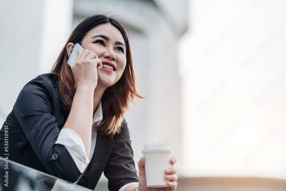 年轻的亚洲女商人在出差前打电话坐在机场。漂亮的wo