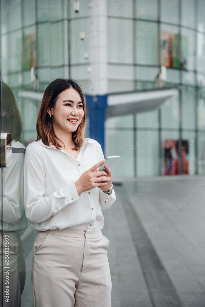 年轻的亚洲女商人在出差前打电话坐在机场。漂亮的wo