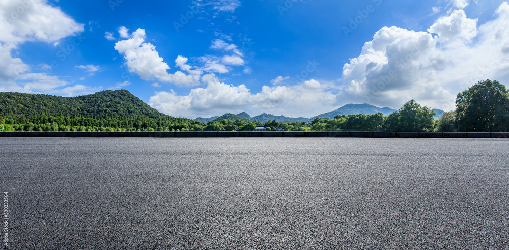 具有山地自然景观的沥青路和绿色森林