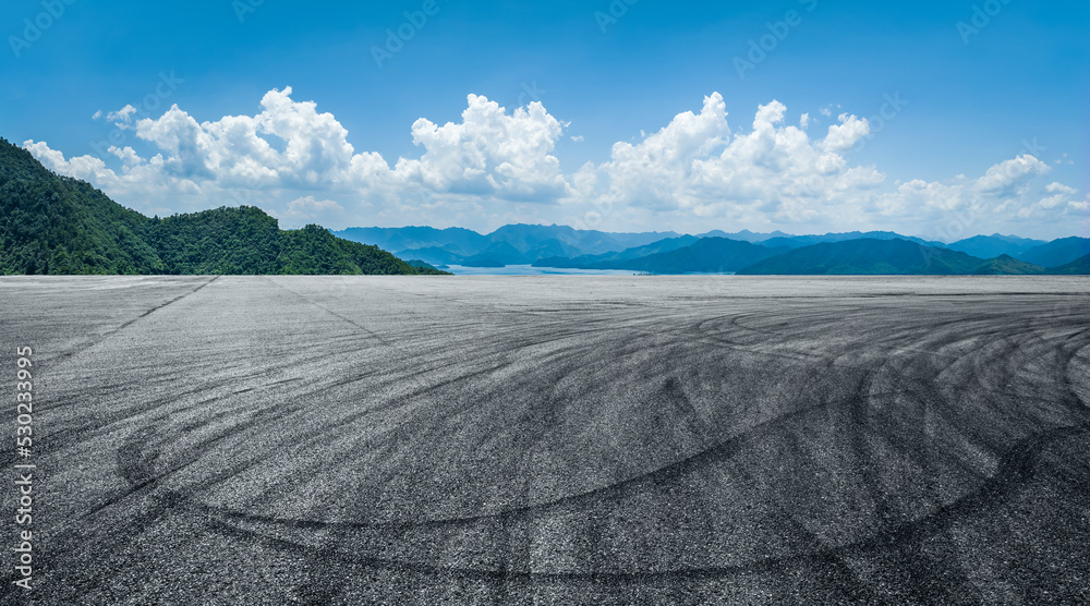 空旷的柏油路和青山自然背景