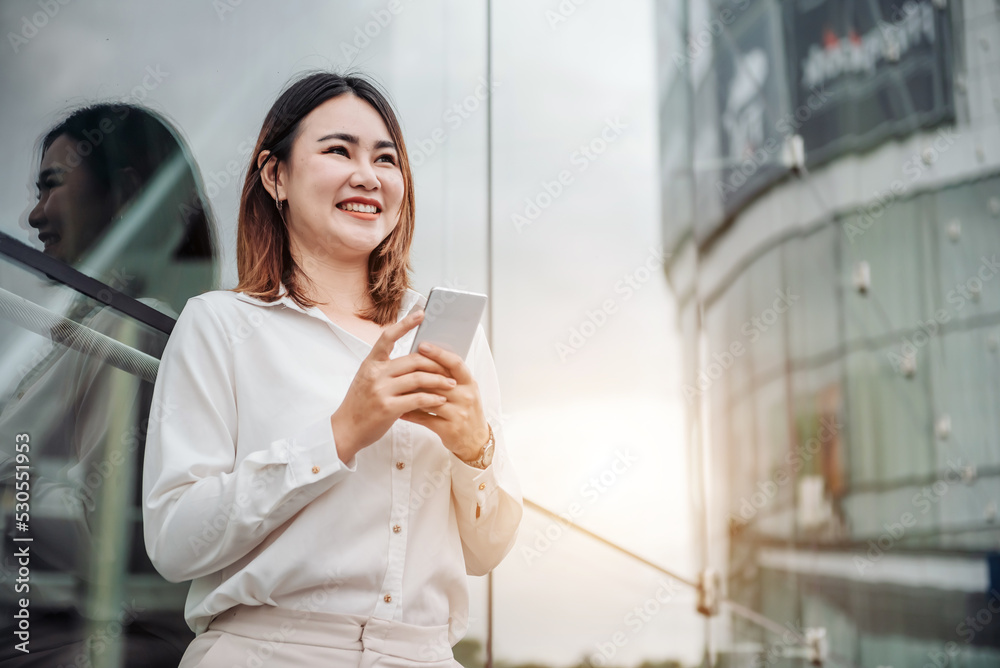 年轻的亚洲女商人在出差前打电话坐在机场。漂亮的wo