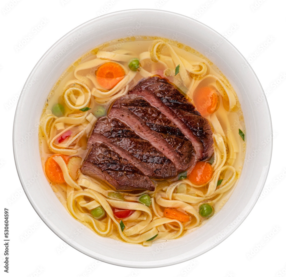 Fettuccine面条配烤牛肉，白色隔离，俯视图