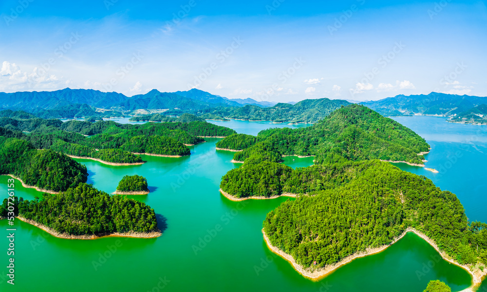 美丽的千岛湖夏季自然风光，中国浙江省杭州市。千岛湖