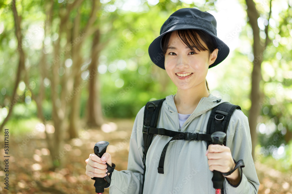 トレッキングを楽しむ山ガールのポートレート