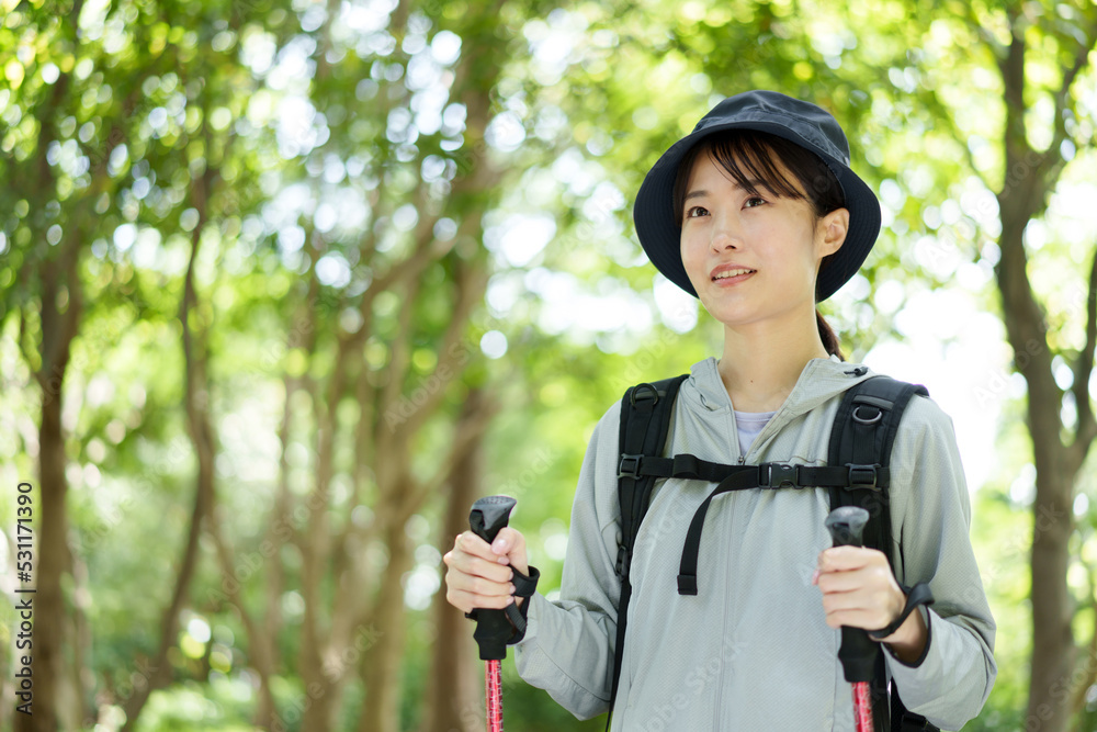 トレッキングを楽しむ山ガール