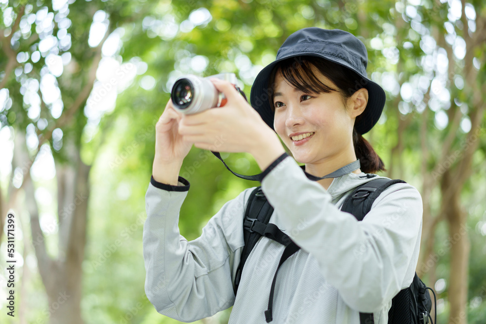 登山を楽しむカメラ女子