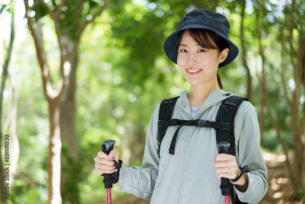 トレッキングを楽しむ山ガールのポートレート