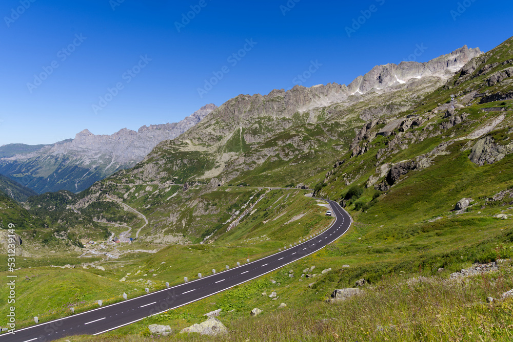 瑞士山口Sustenpass的山口公路可欣赏到美丽的山脉全景