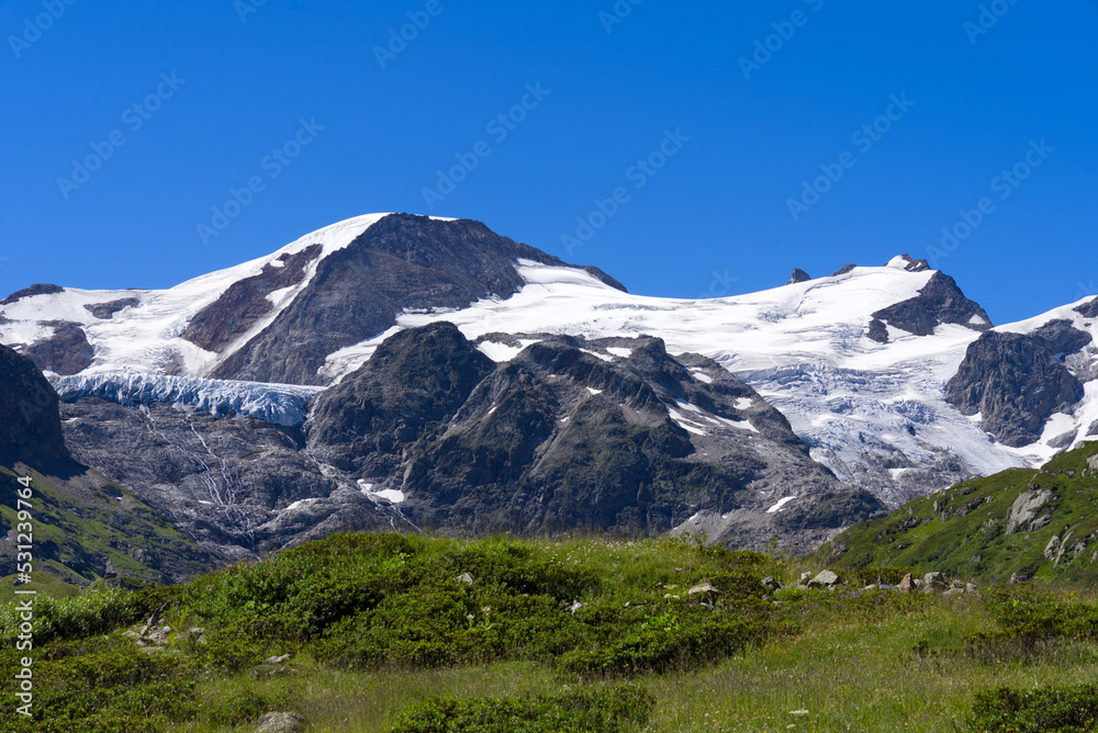 在阳光明媚的夏日，瑞士山口苏斯滕帕斯的石头冰川美丽的风景。Phot