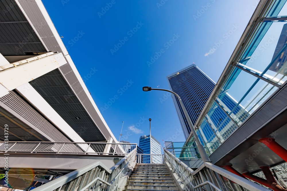 朝の光が綺麗な東京の街並み