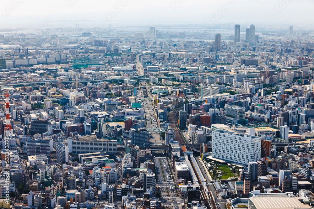 高層ビルの上から見える大阪の街並み