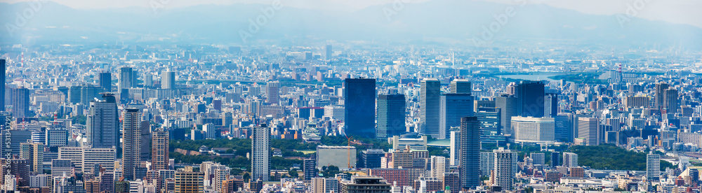 高層ビルの上から見える大阪の街並み