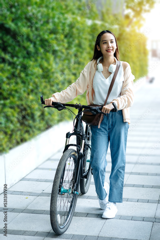 美丽的亚洲女人用手机耳机听最喜欢的音乐，幸福放松