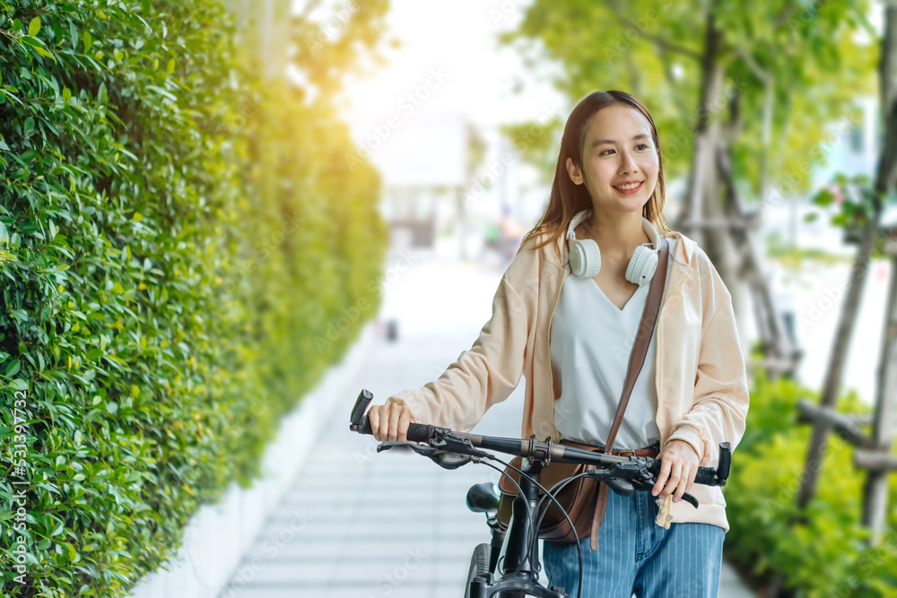 美丽的亚洲女人用手机耳机听最喜欢的音乐，幸福放松