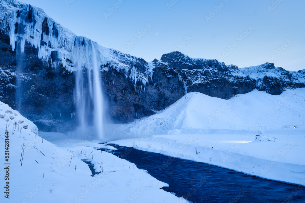 冰岛Seljalandsfoss瀑布。冰岛冬季景观。高瀑布和岩石。雪和我