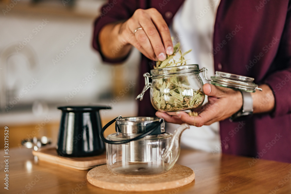 泡茶的男性会把茶单放在茶壶里。