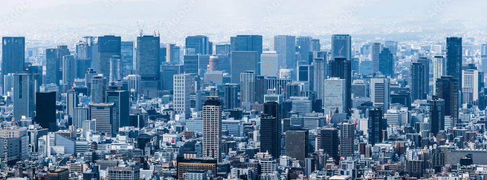 高層ビルの上から見える大阪の街並み