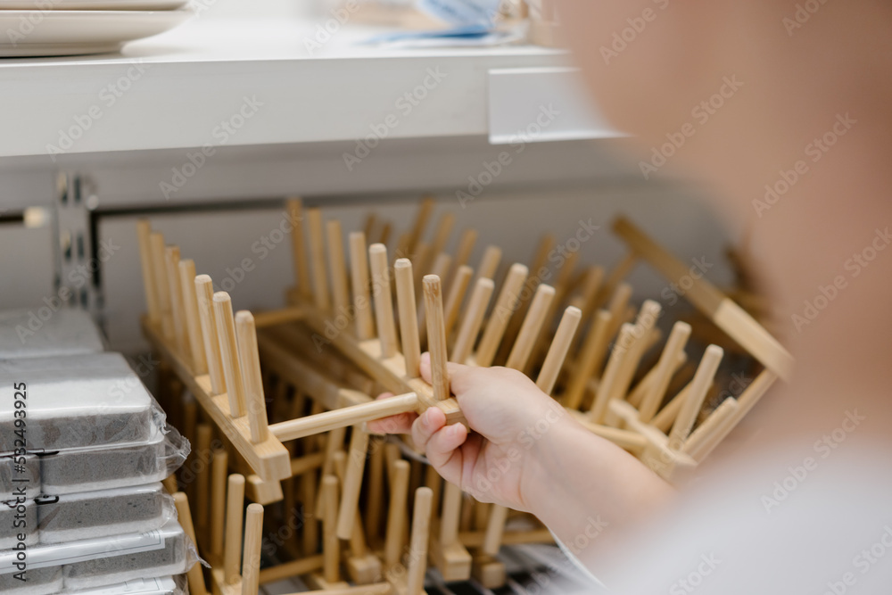 女人在商场买餐具