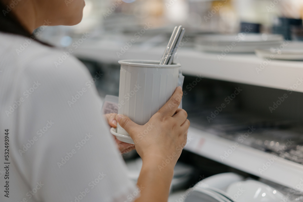 女人在商场买餐具