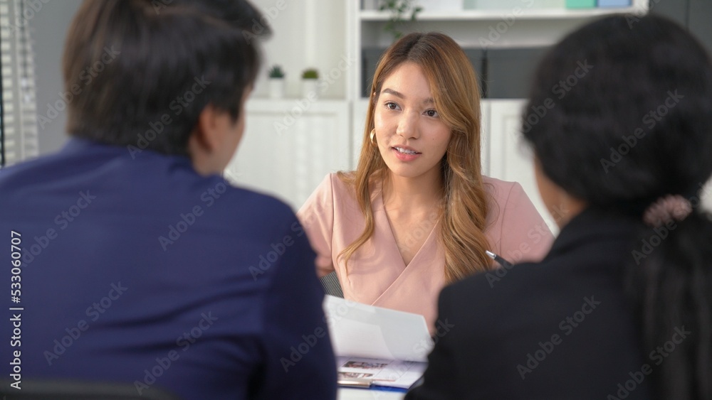 一位年轻的亚洲女性候选人试图通过能力给面试官留下深刻印象。国际合作