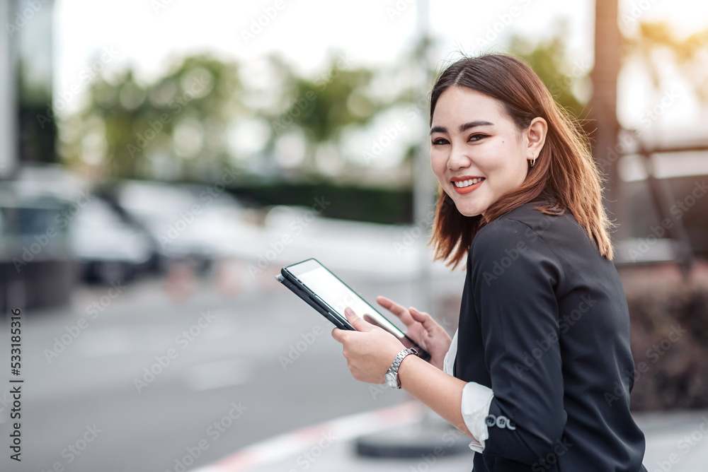 年轻的亚洲女商人在出差前打电话坐在机场。漂亮的wo