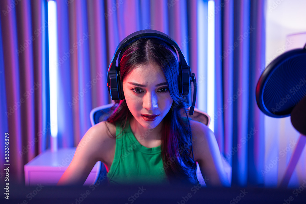 亚洲美女Esport女玩家在电脑上玩在线视频游戏。