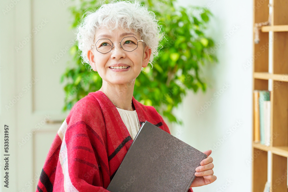 読書をする眼鏡をかけたシニア女性