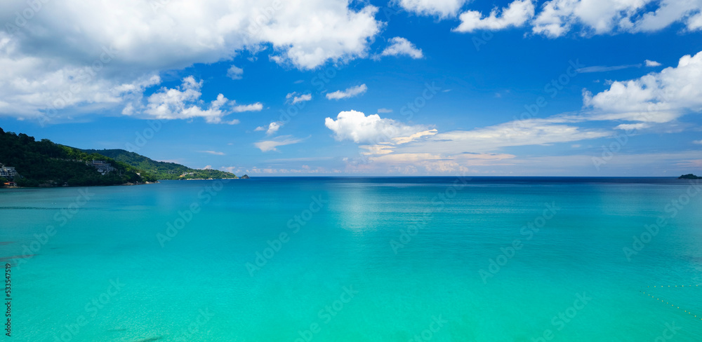 鸟瞰蓝色海面水纹理背景，令人惊叹的天空白云空中飞行d