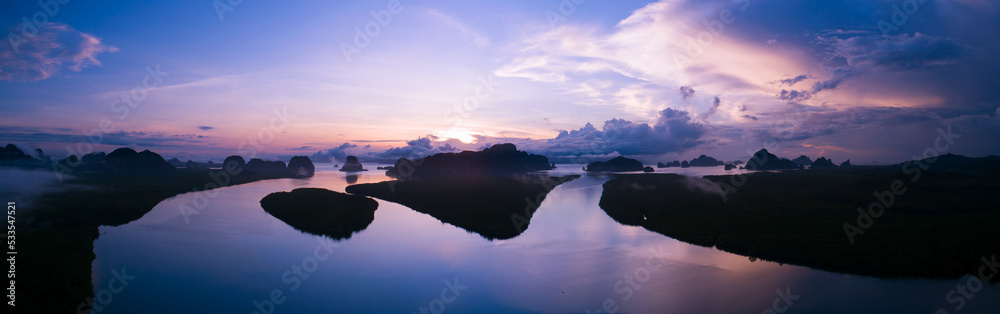 在日落或日出的天空中拍摄美丽湖泊的鸟瞰全景照片和山林土地